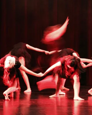Nai-Ni Chen Dance Company: The Red Firecracker